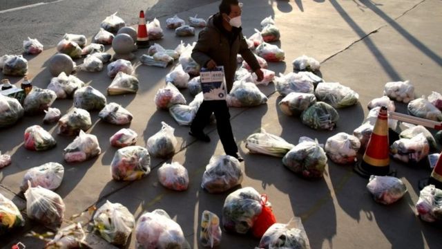 A worker preparing to send food supplies to people in Xi'an