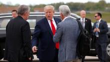 President Donald Trump speaks with White House chief of staff Mark Meadows, left, and Fox News correspondent John Roberts before boarding Air Force One as he leaves Detroit Metro Airport on Thursday 21 May 2020. in Detroit. Trump visited a Ford plant in Ypsilanti, Michigan, which has been converted to produce personal protection and medical equipment. (Photo AP / Alex Brandon)