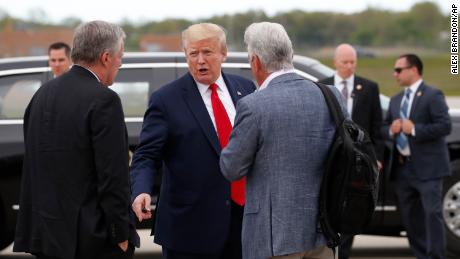 President Donald Trump talks to White House chief of staff Mark Meadows, left, and Fox News correspondent John Roberts before boarding Air Force One as he departs Detroit Metro Airport on Thursday 21 May 2020 in Detroit. Trump visited a Ford plant in Ypsilanti, Michigan, which has been converted to produce personal protection and medical equipment. (Photo AP / Alex Brandon)