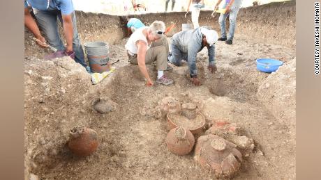 In addition to mapping Aguada Fenix ​​from the sky, the team also excavated the site, discovering ceramic ships and other objects.
