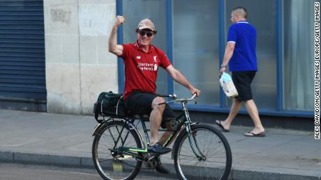  A Liverpool fan cycles past Stamford Bridge prior to Chelsea&#39;s match against Manchester City. 