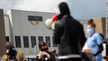 Amazon VP says he quit over company &#39;firing whistleblowers&#39;