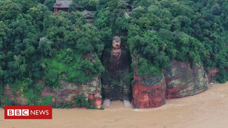 China report floods soaked feet of Leshan Big Buddha