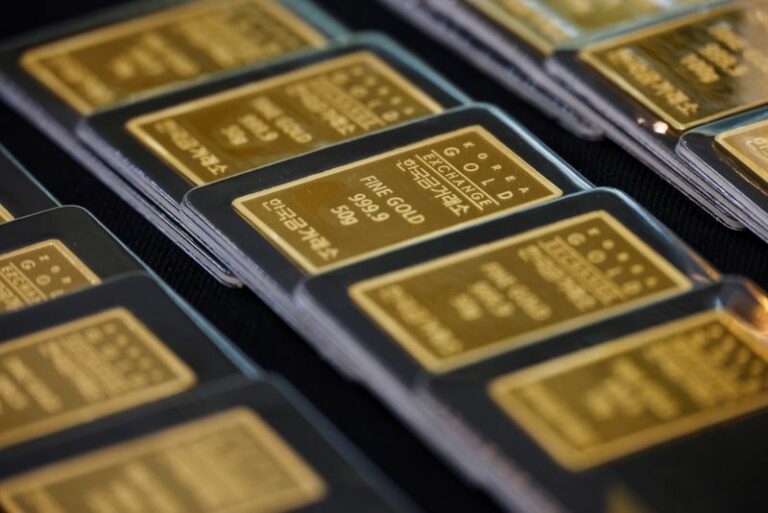 Gold retreats as greenback slide halts dovish Fed lends aid