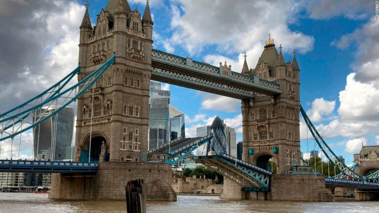 London’s Tower Bridge gets trapped open up, triggering site visitors chaos