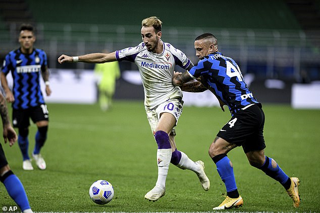 Fiorentina's Gaetano Castroville fights for the ball with inter midfielder Radja Nainggolan