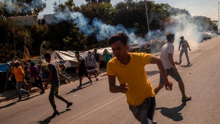 Lesbos: Greek police fired tear gas at protesting foreigners