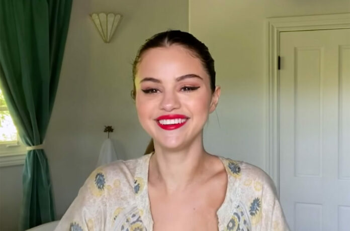 Selena Gomez shows off the rare beauty lip soufflઓમાં she wore in the 'Ice Cream' music video.

