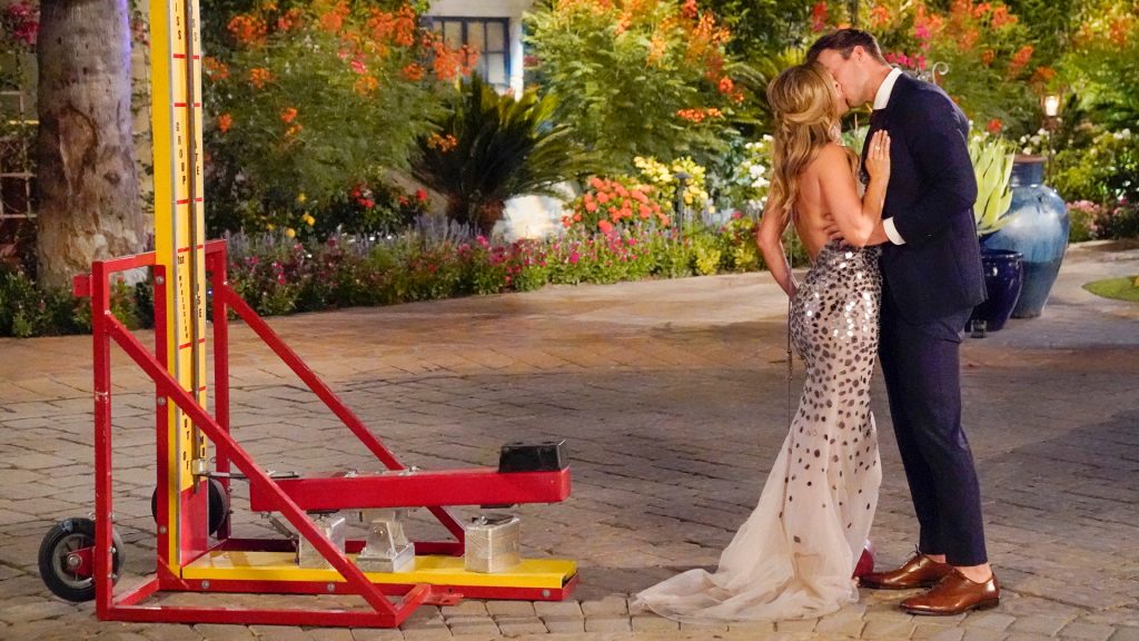 Claire Crowley and Ben Smith kiss at the ‘The Bachelorette’ premiere