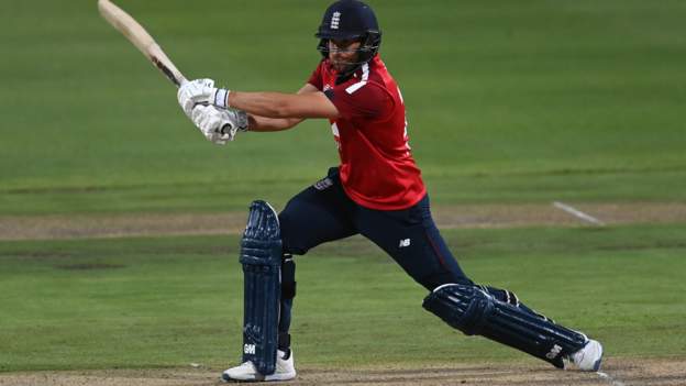 South Africa v England: David Malan leads the series 3-0 in an unbeaten 999 innings

