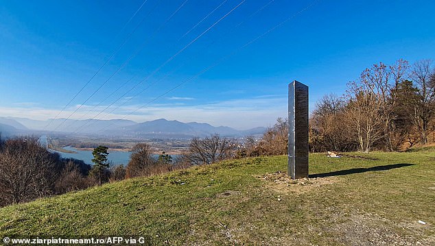 In northern Romania, a shiny triangular pillar was found last Thursday on the hill of Batka Doam in the city of Pietra Nemat.