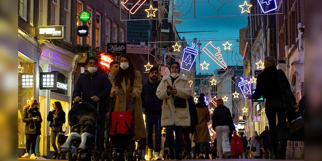 On Monday, December 14, 2020, shopkeepers in Amsterdam, the Netherlands, descend from Culverstraat.  (AP Photo / Peter Dejong)