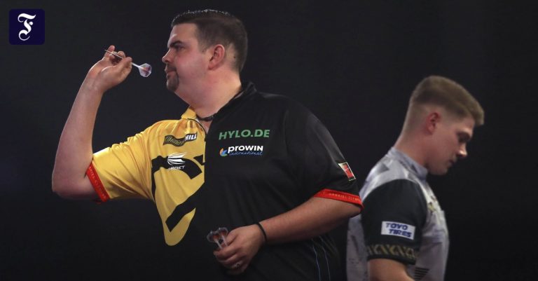 Gabriel Clemens wins German duel with Nico Kurz in Darts World Cup