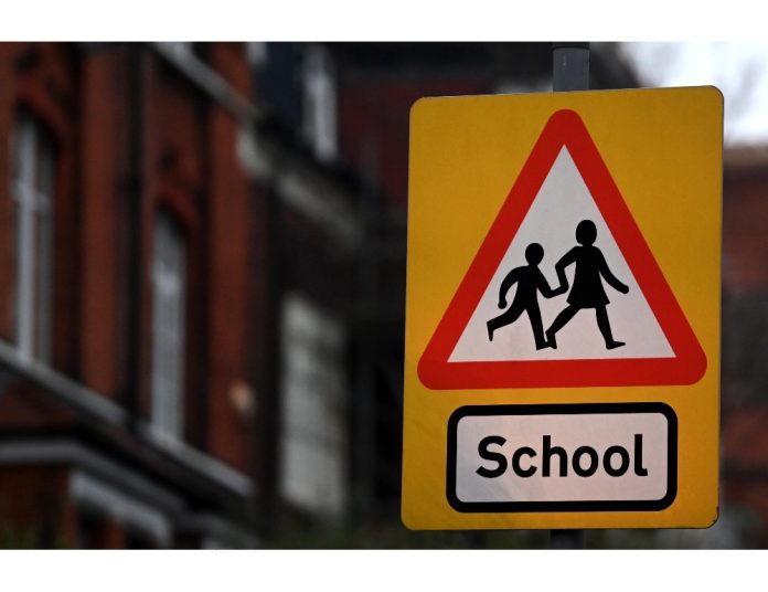 Covid: GB reopens schools, but with tests and masks

