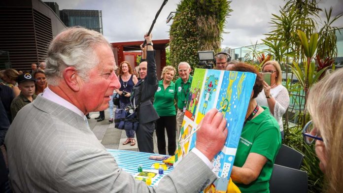 Der britische Thronfolger Prinz Charles fühlt sich durch das Malen von Aquarellen in eine andere Dimension transportiert. Foto: Patrick Hamilton/AFP-Pool/AAP Image/dpa