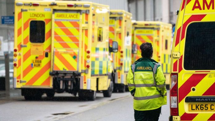 Eine Rettungssanitäterin geht an einer Reihe Krankenwagen vor einem Londoner  Krankenhaus vorbei. Foto: Dominic Lipinski/PA Wire/dpa