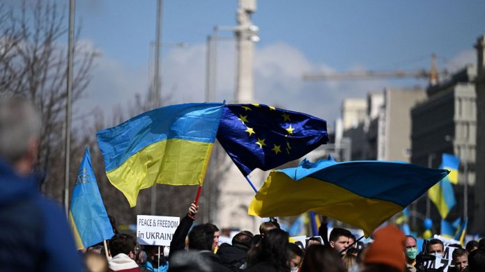Guerre en Ukraine : accord politique des 27 pour bloquer les transactions de la Banque centrale russe