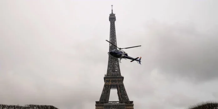 "Un moment historique": la Tour Eiffel a gagné six mètres de hauteur ce mardi