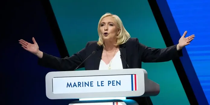 Une photo publiée dans le tract électoral de Marine Le Pen embarrasse le Rassemblement national