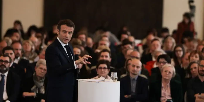Une femme expulsée lors d'un meeting d'Emmanuel Macron: "On m’a maltraitée, on m'a prise de force" (VIDÉO)