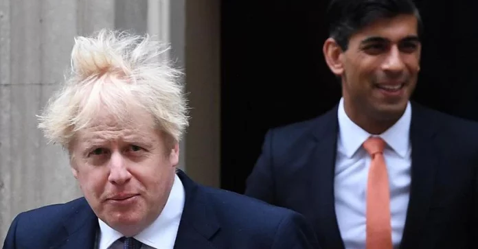 Holidays in complete lockdown, Boris Johnson fines his wife and finance minister

