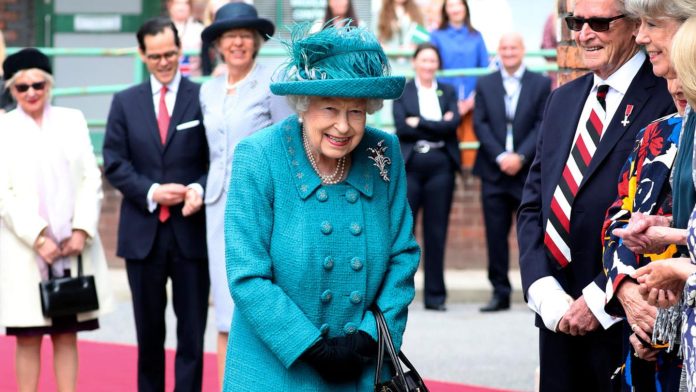 Queen Elizabeth: She speaks unfamiliar to American tourists in Scotland

