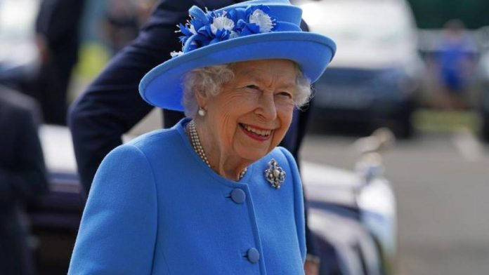 British Royals: Queen Elizabeth and Prince William in Scotland


