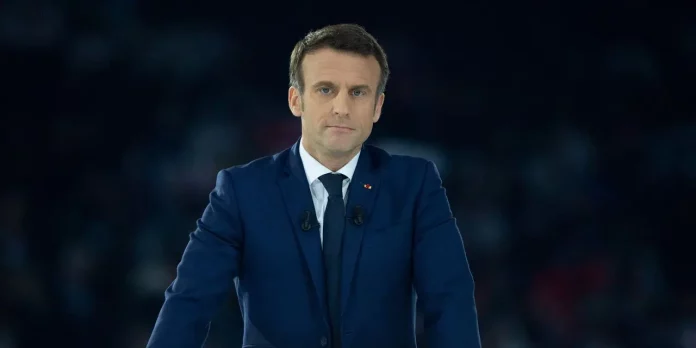 Macron, seul candidat à la présidentielle ayant refusé de participer à l'émission "Élysée 2022": France 2 s'interroge, l'entourage du président réagit