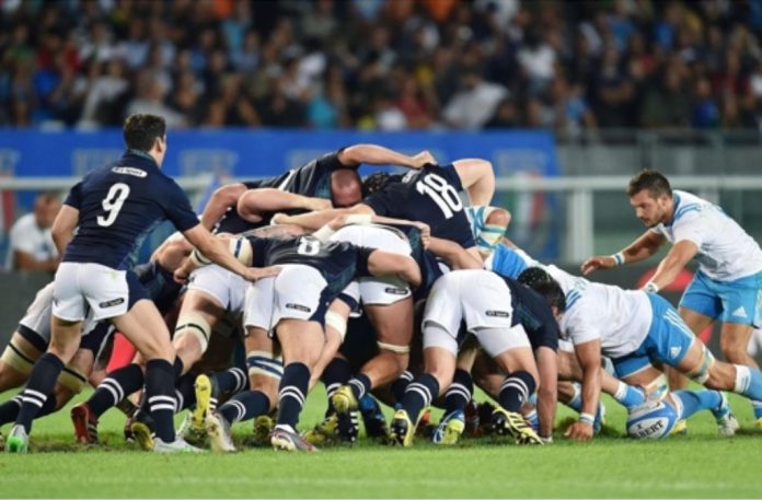 Im Rugby (hier Italien gegen Schottland) geht es sehr körperbetont zur Sache. Foto: dpa