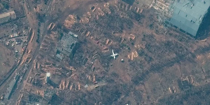 Des images satellite confirment que les troupes russes ont déserté l'aéroport militaire d'Antonov, au nord de Kiev (PHOTOS)
