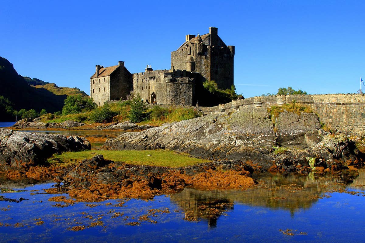 The Hunt for Castles and Secrets Castles, Legends, Haunted Lakes and Queens - Welcome to Scotland