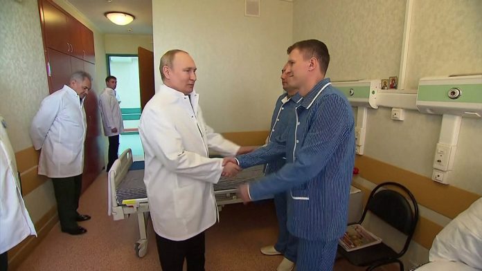 Putin meets wounded Russian soldiers in Ukraine for the first time

