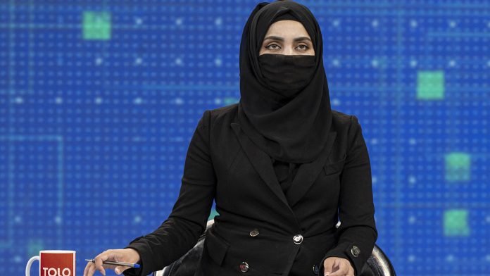 The Afghan TV presenter finally covers her face in the wind: 