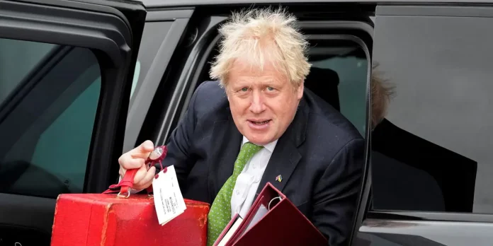 Pourquoi la mystérieuse mallette rouge de Boris Johnson pourrait le sauver d'affaire