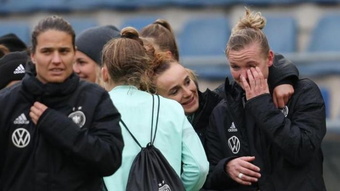 Alexandra Pope bursts into tears when she returns to the DFB

