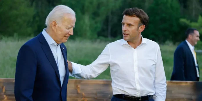 Sommet du G7 : quand Emmanuel Macron oublie les caméras et interrompt Joe Biden pour lui parler de pétrole