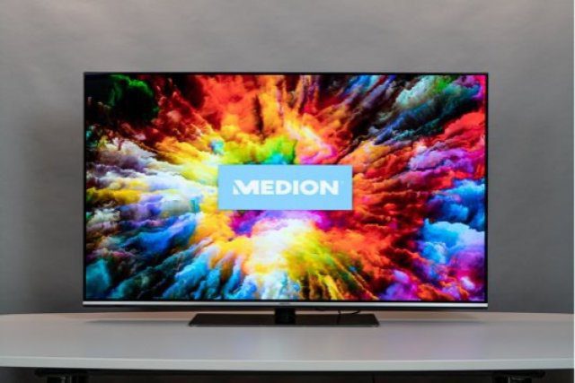 Median TV's picture shows deep blacks and covers many colors of the extended color space. 