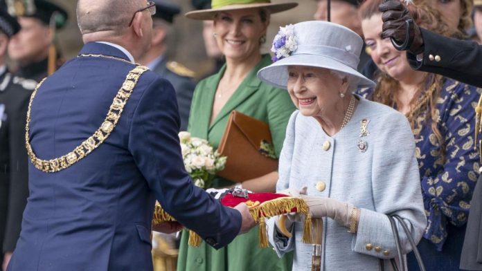 British royals: Queen in traditional ceremony in Scotland

