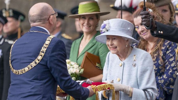 British royals: Queen in traditional ceremony in Scotland

