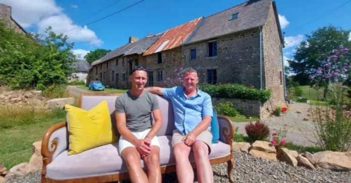 Faced with exorbitant prices in England, a couple decided to buy… an entire village in France for 26,000 euros!


