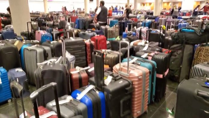 Heaps of baggage and endless queues: how to explain the chaos in European airports?

