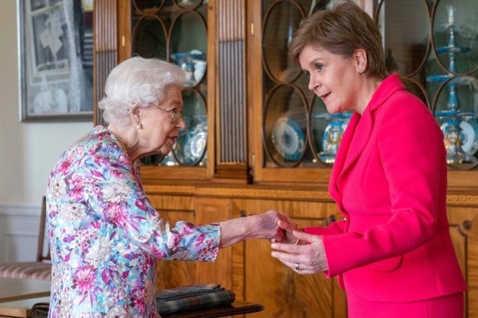  After the announcement of the referendum |  Elizabeth II receives Scottish Prime Minister

