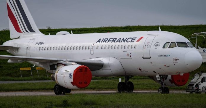  Impossible fight between two pilots in the cockpit of an Air France flight: 