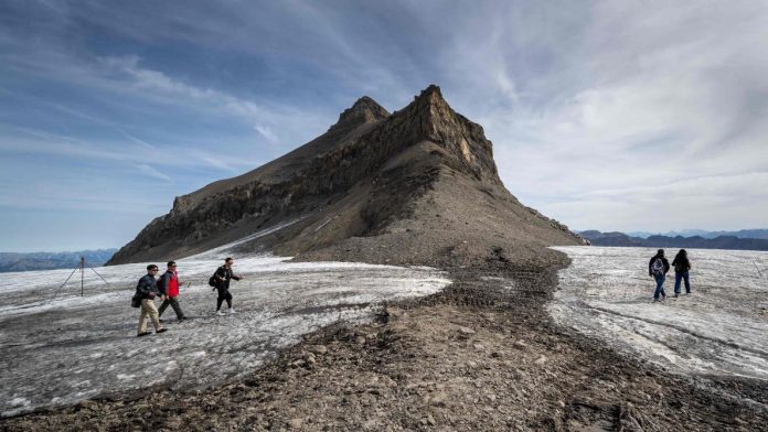 Melting glaciers reveal Swiss Pass buried for at least 2,000 years (photo)

