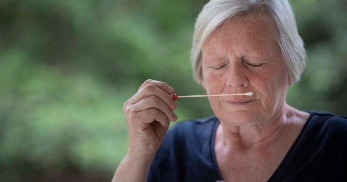 A woman detects Parkinson's disease through her sense of smell and prompts scientists for a screening test

