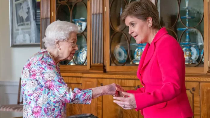 After the announcement of the referendum, Elizabeth II receives the Scottish Prime Minister

