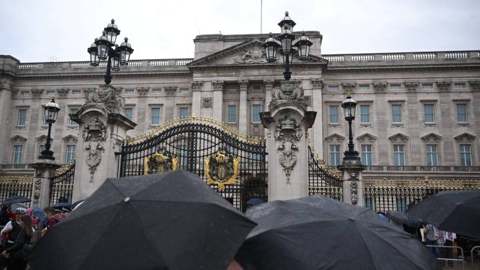 Live stream from Buckingham Palace, Windsor Castle and Balmoral Castle

