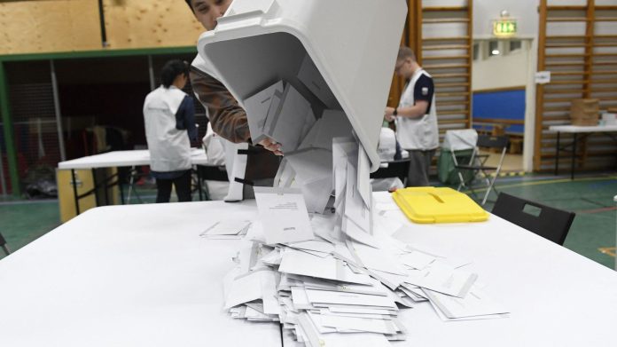 Sweden awaits winner after rocky elections

