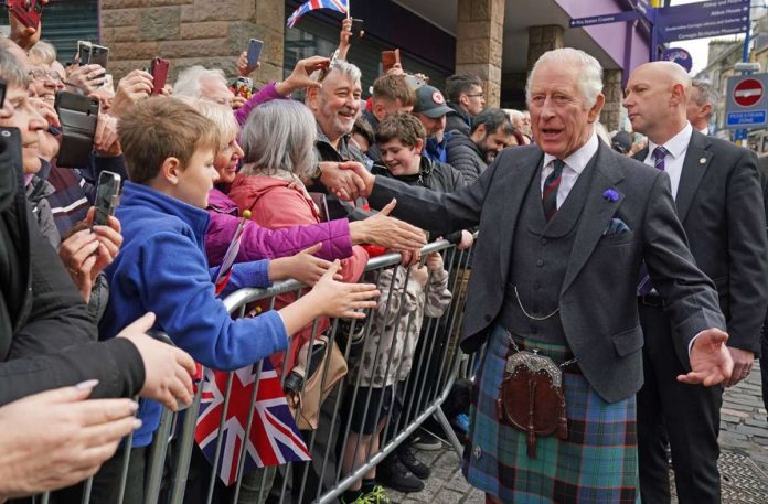 Charles III in Scotland: spectators greet the king in a cloak - Panorama

