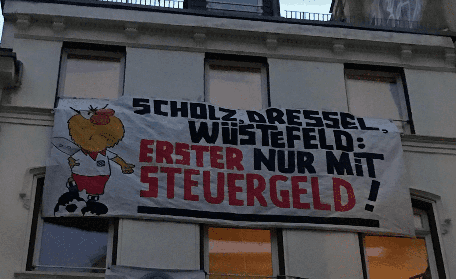 banner on the wall of the house:"Scholz, Dressel, Wustenfeld: Previously with only tax money",